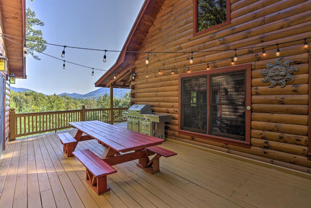 Lovely Log Cabin and Bunkhouse with Views and Yard!
